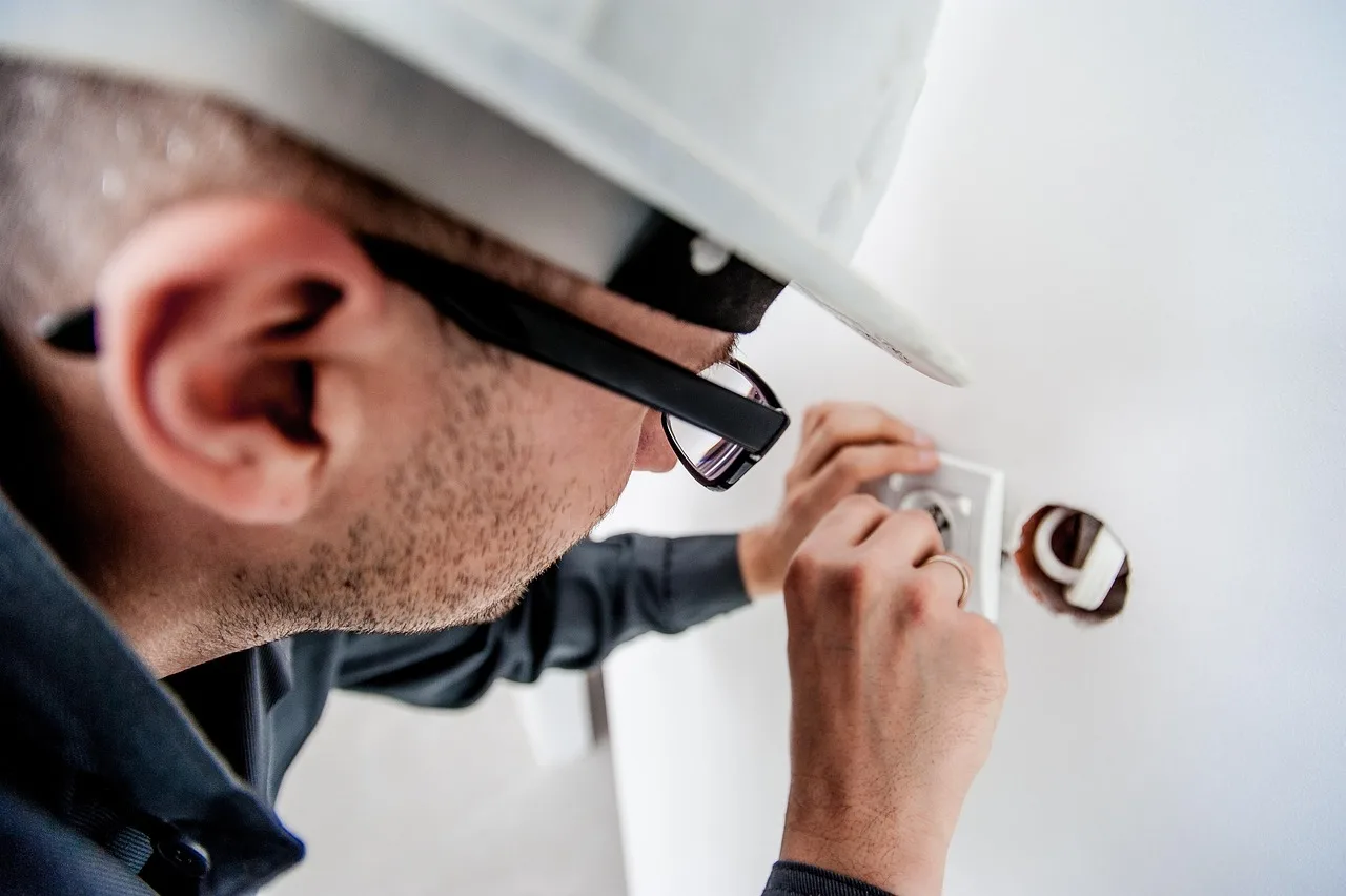 elektriker, reparera, elektricitet, uttag, professionell, elektrisk, arbetstagare, byggare, man, manlig, hjälm, arbete, elektriker, elektriker, elektriker, elektriker, elektriker, arbete, arbete
